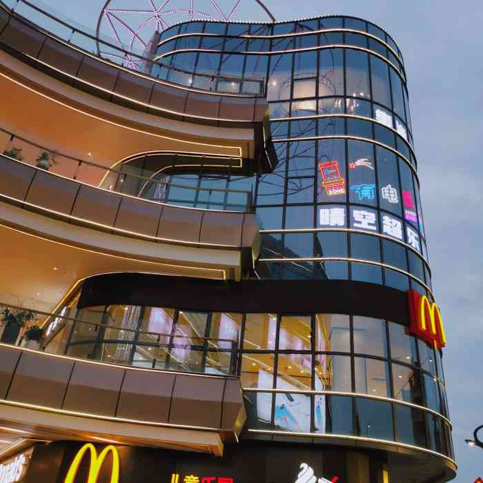 财富中心-"外表,里面的灯光都装饰得很好,一楼中间有.