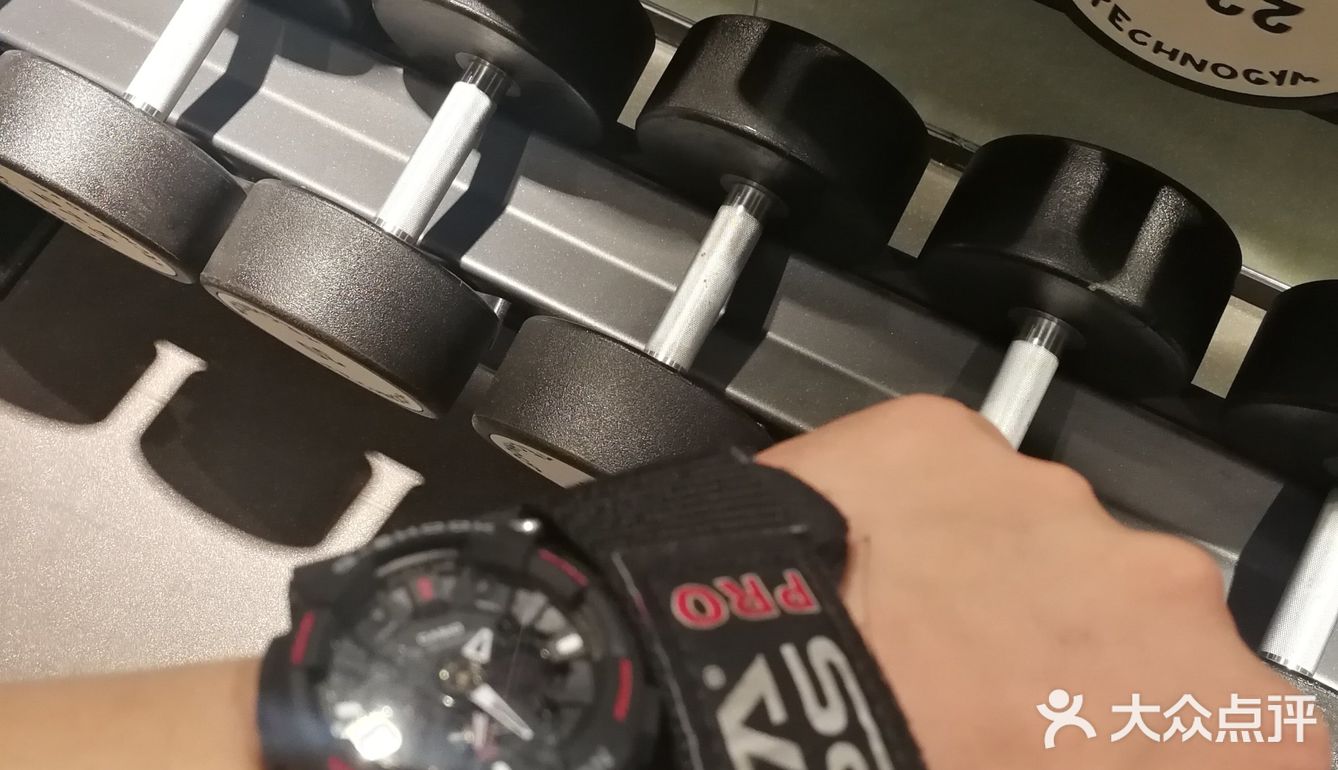 健身房开在两楼,刚进门第一眼看上去感觉很小