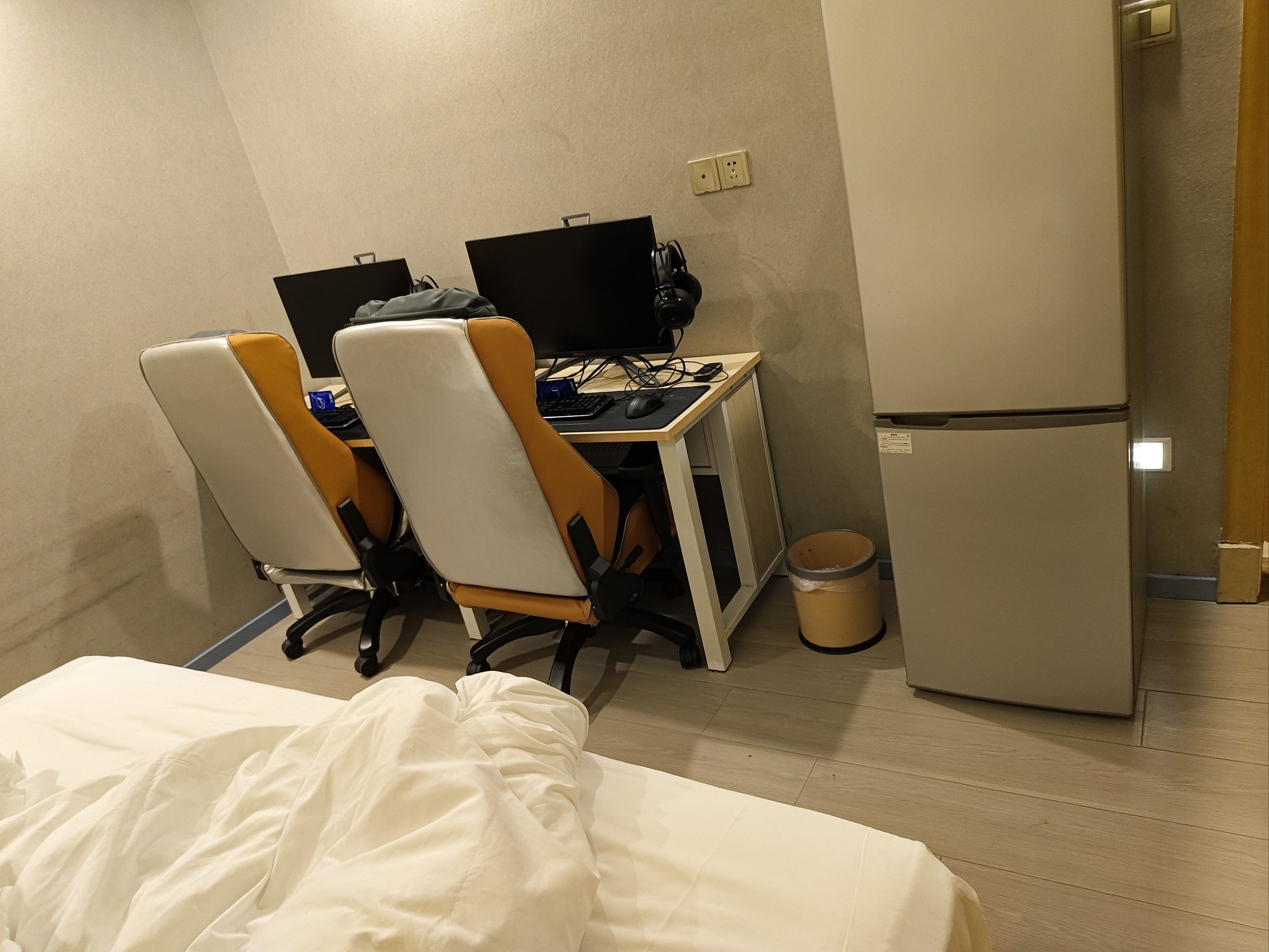 规中矩人也蛮多的以前都是要早早去占位置,网鱼电竞酒店倒是第一次去