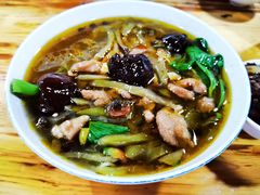 酸菜肉丝米线-越洋肖氏老米线(杨家坪店)
