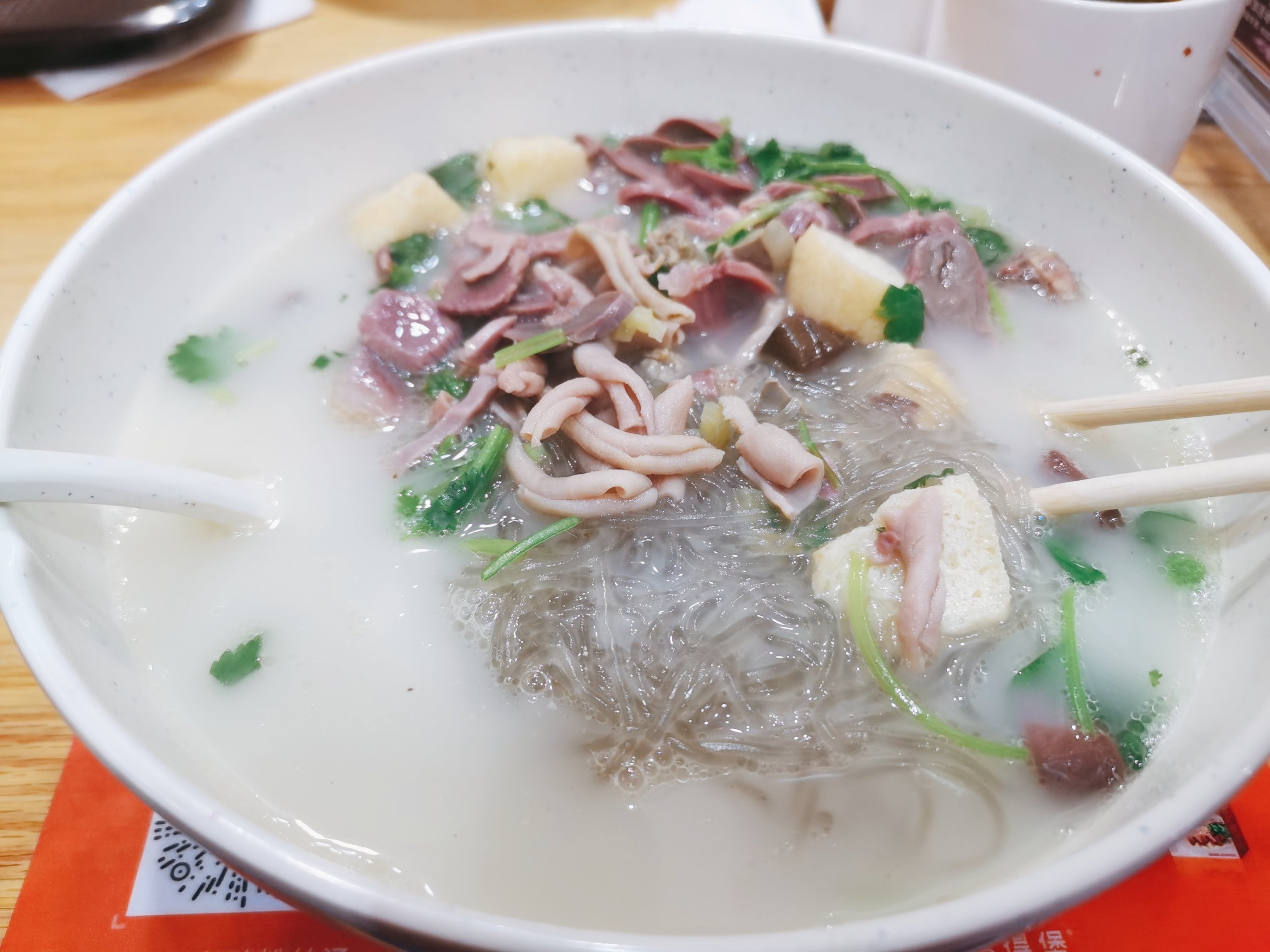 晚上,冒着小雨专程来到"鸭得堡老鸭粉丝汤