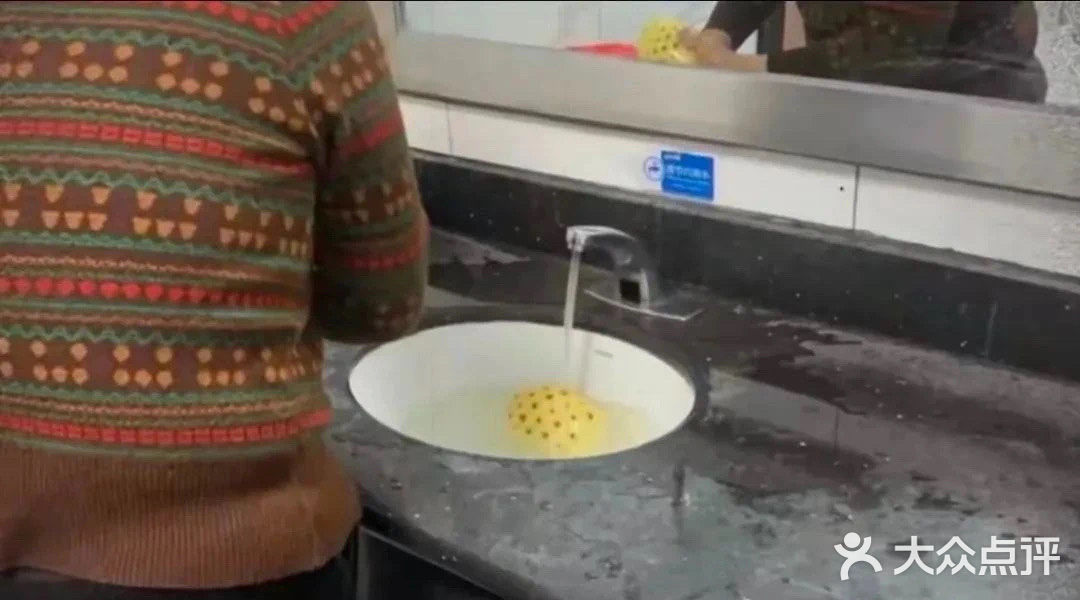 “爱吃菠萝的人天塌了”