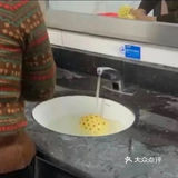 “爱吃菠萝的人天塌了”
