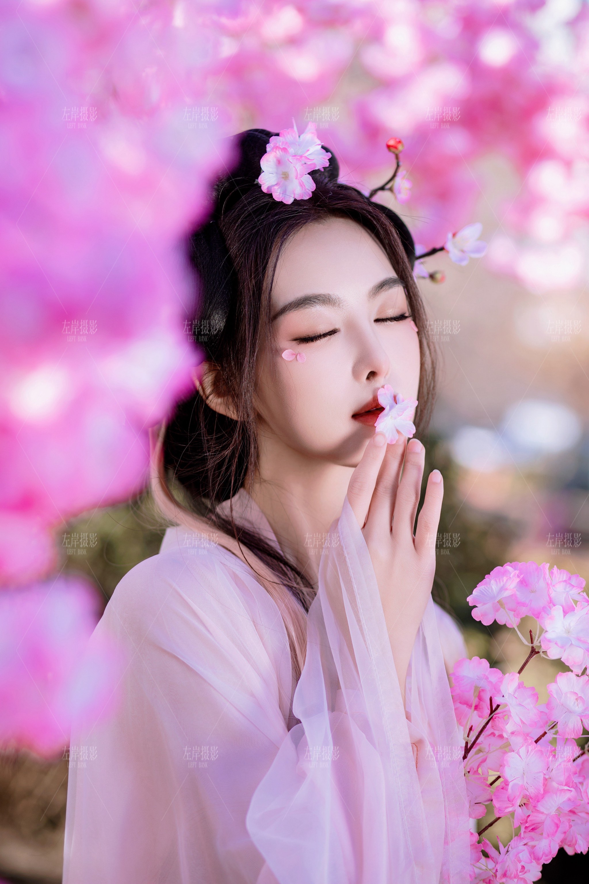 美女赏花古风图片