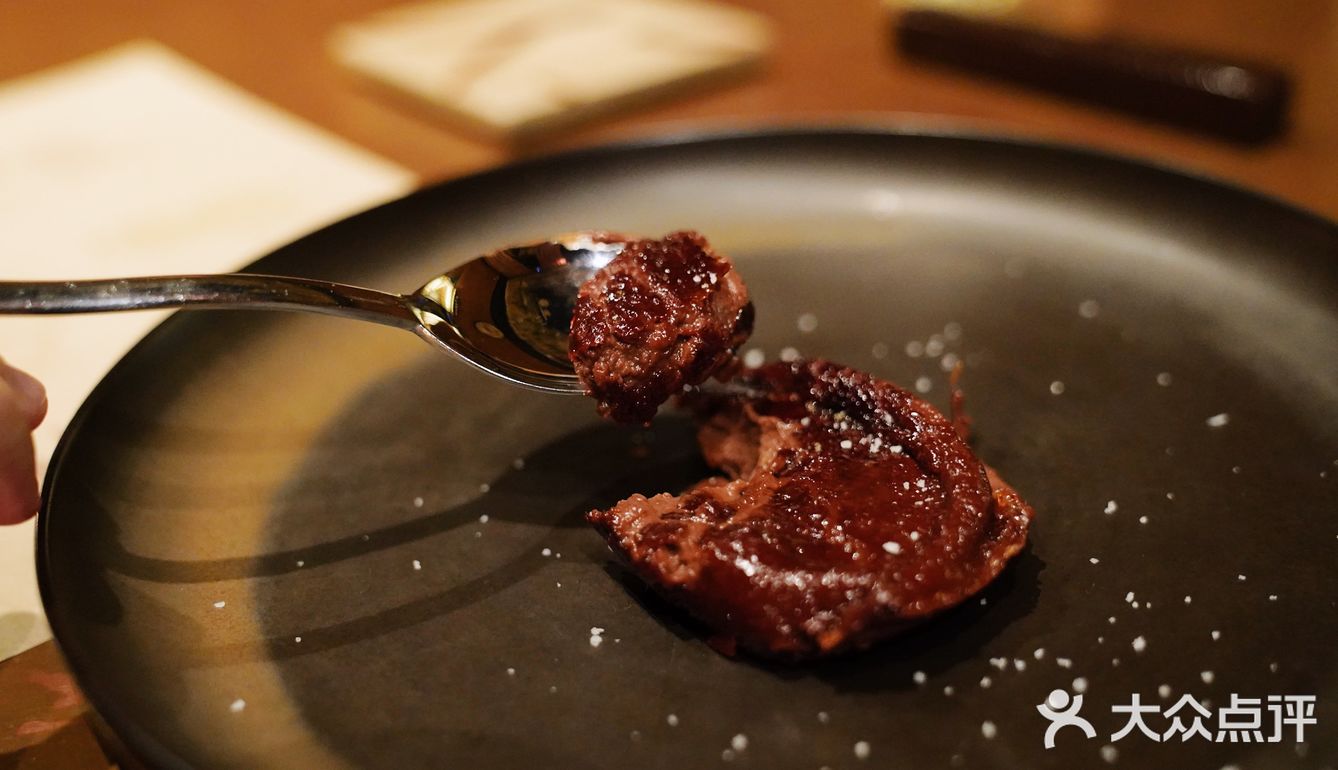 搭配煎蛋造型的迷迭香和芒果酱 萌！