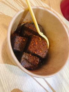 喜儿炸物(六合龙湖天街店)-"夏日开胃最佳之一～串串!喜物门口的猫咪.