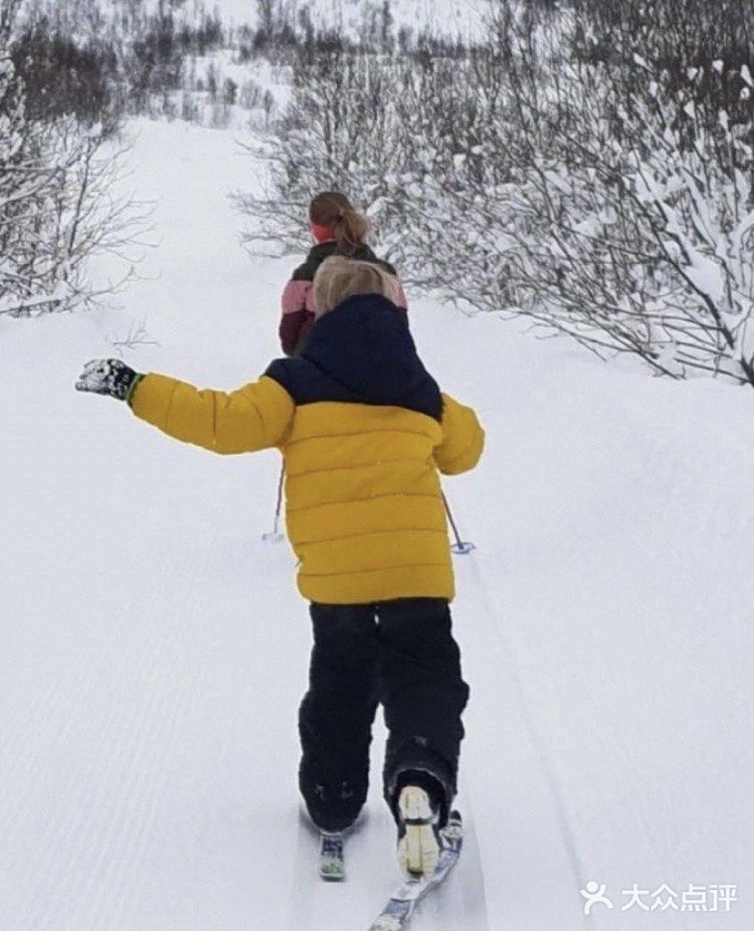 冬天到了快带宝宝来滑雪吧。