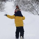 冬天到了快带宝宝来滑雪吧。