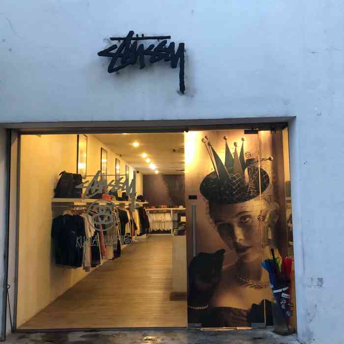 第一次逛stussy的实体店衣服很多包包帽子什么的都有可以支付宝支付很