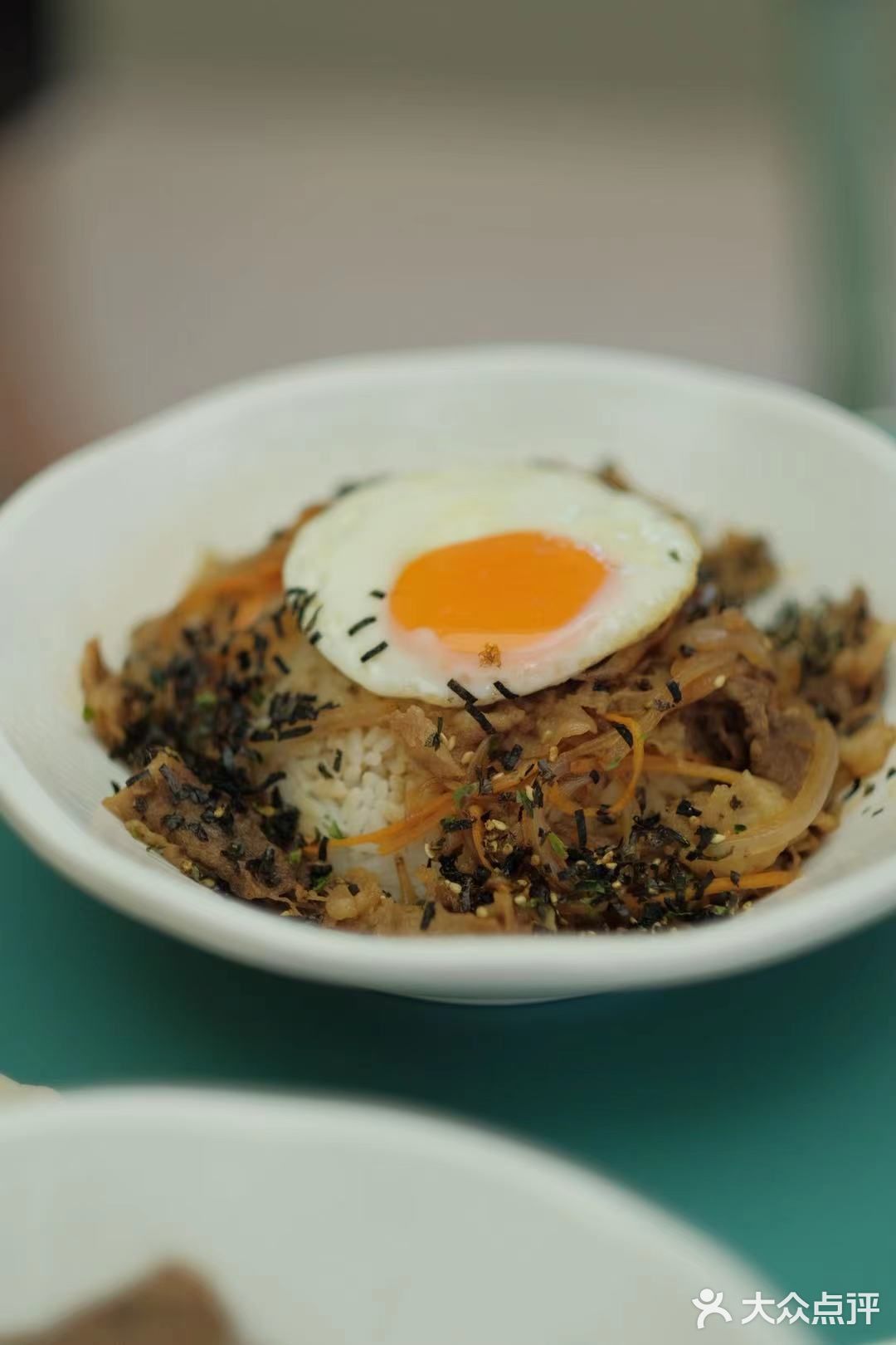 脆脆的薄饼里面裹了很多料，吃起来特别爽