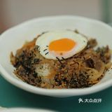 脆脆的薄饼里面裹了很多料，吃起来特别爽