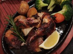 秘制烤春鸡配西兰花和迷迭香-WOLFGANG PUCK KITCHEN & BAR(迪士尼小镇店)