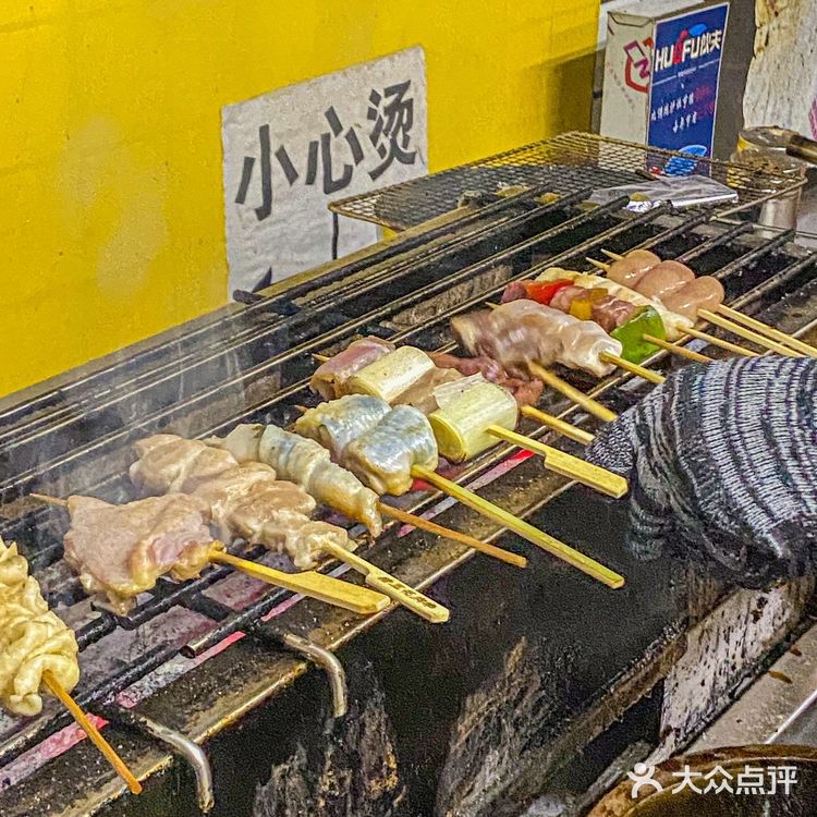 羡慕暨大的学生[流泪]学校后门的地摊烧鸟便宜又好吃！