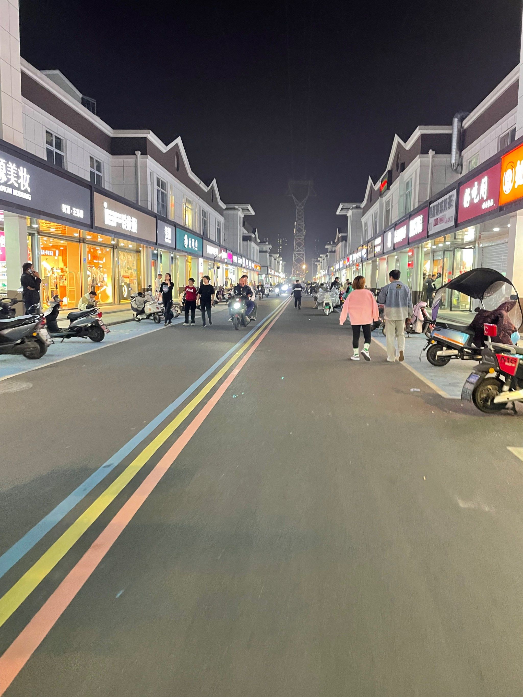 商业街的热闹时光