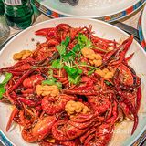 小龙虾和烤鸭这对CP，一下子撞进了我心坎里了！