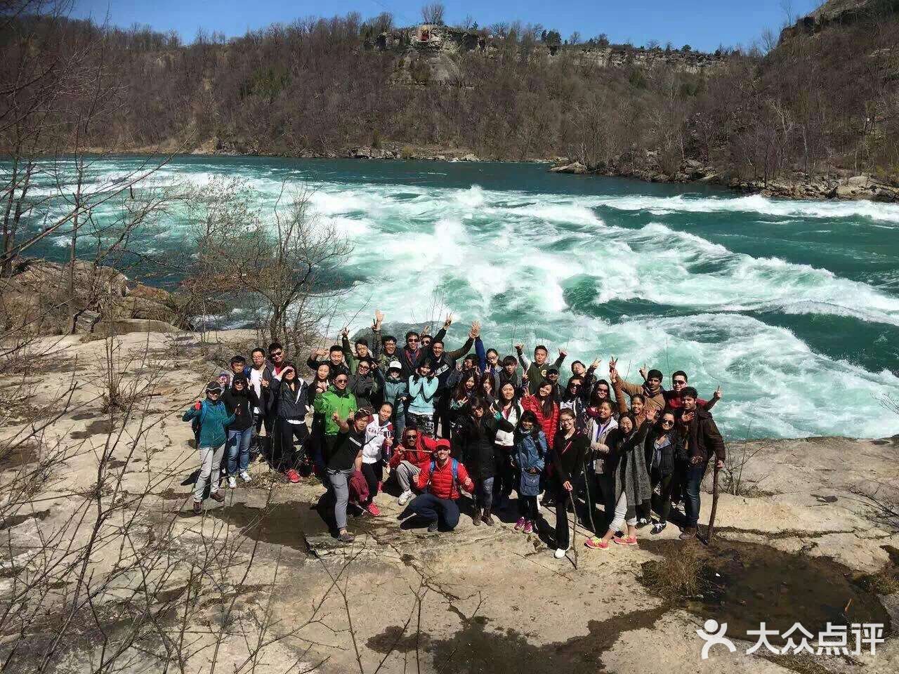 悬于蓝天白云、青山碧水之间