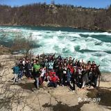 悬于蓝天白云、青山碧水之间