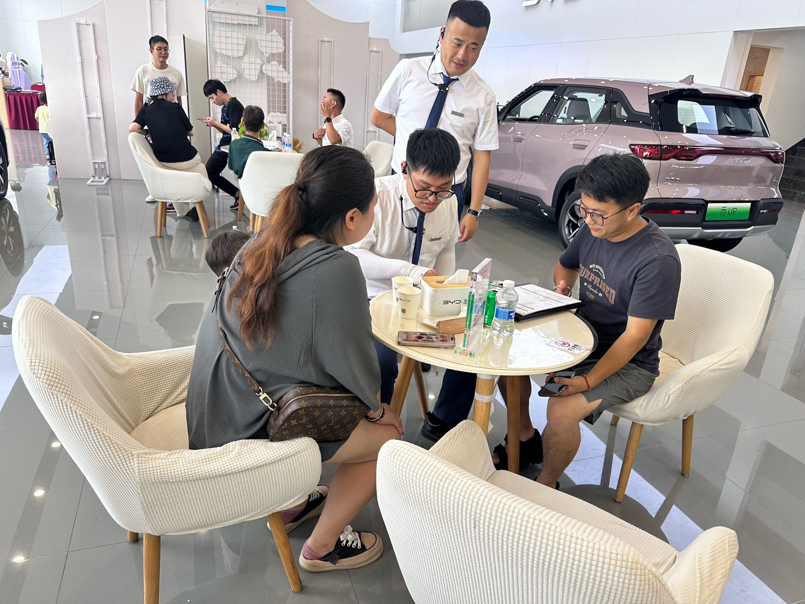 很大的一家比亚迪销售店
销售顾问非常