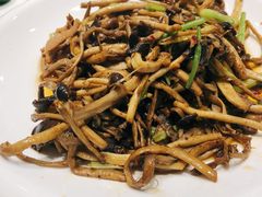 松板肉煸茶树菇-西陵饭店