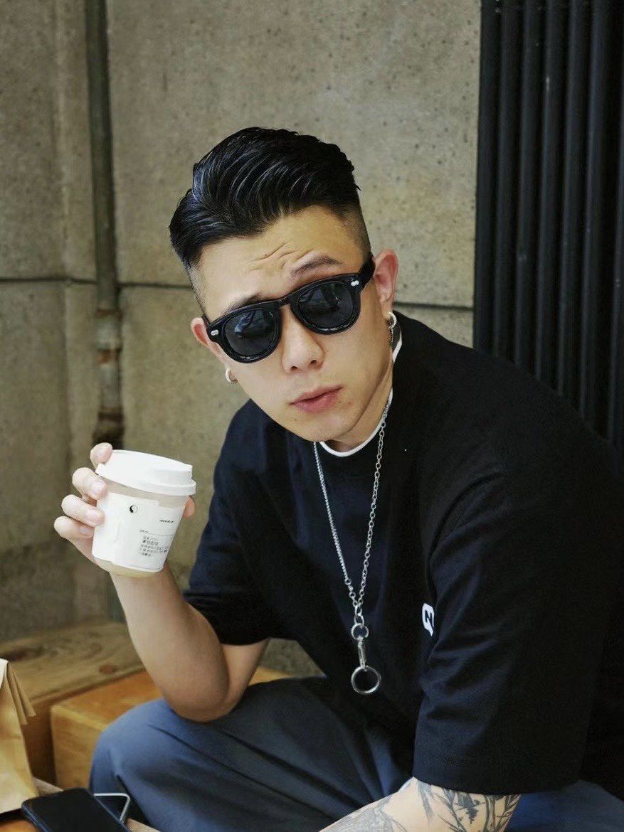 男生可以焊死在头上的港风发型