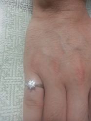 忽略猪头的爪子。。好多毛。鄙视之。。-威德钻石-克拉钻大本营(南京东路店)