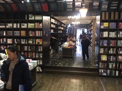 -钟书阁(松江泰晤士小镇店)