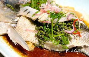 Fresh Flower Pepper and Scallion Steamed Layered Fish