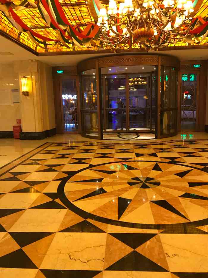 英伦国际ktv-"歌曲库还可以,服务一般,价格偏贵."-大众点评移动版