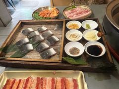 -围炉肉舍•炭烤活鳗•丹东海鲜烤肉(步行街店)