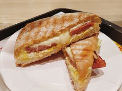 火腿扒蛋沙律意式包-麦当劳(伦敦人店)