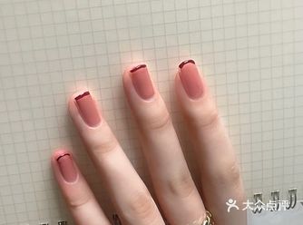 超温柔的草莓慕斯法式美甲