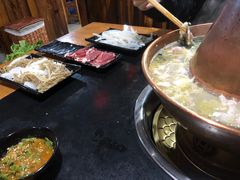 -果松木炭酸菜铜火锅·外婆参鸡汤