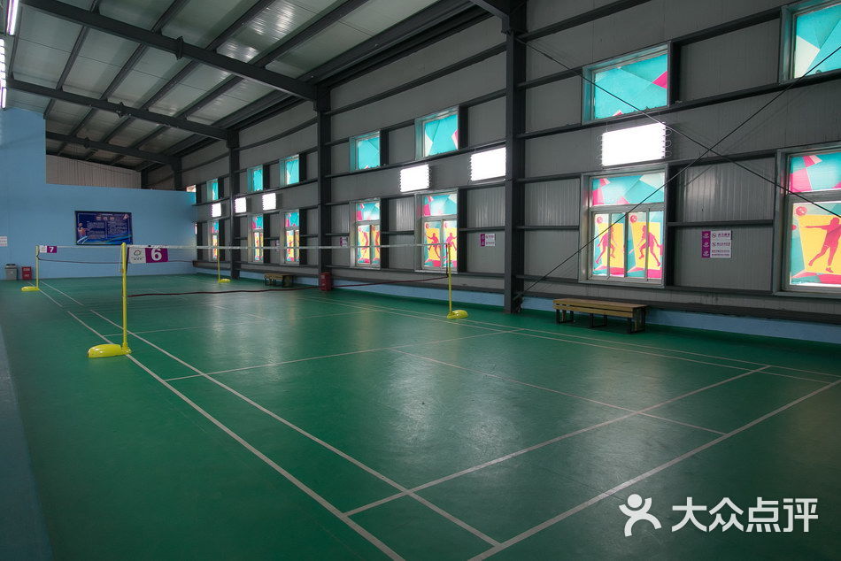 空的无限羽毛球馆图片 - 第1张