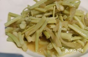 Stir-Fried Artemisia with Pickled Mustard Tuber