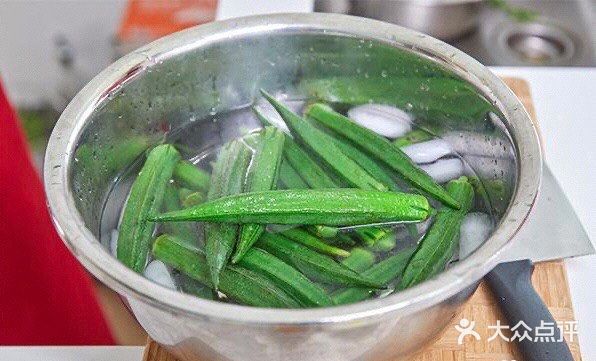 先不要着急去掉秋葵的蒂，以防焯水时粘液和营养会流失