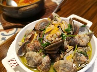 搭配色拉，口感清新不腻，热气腾腾的时候