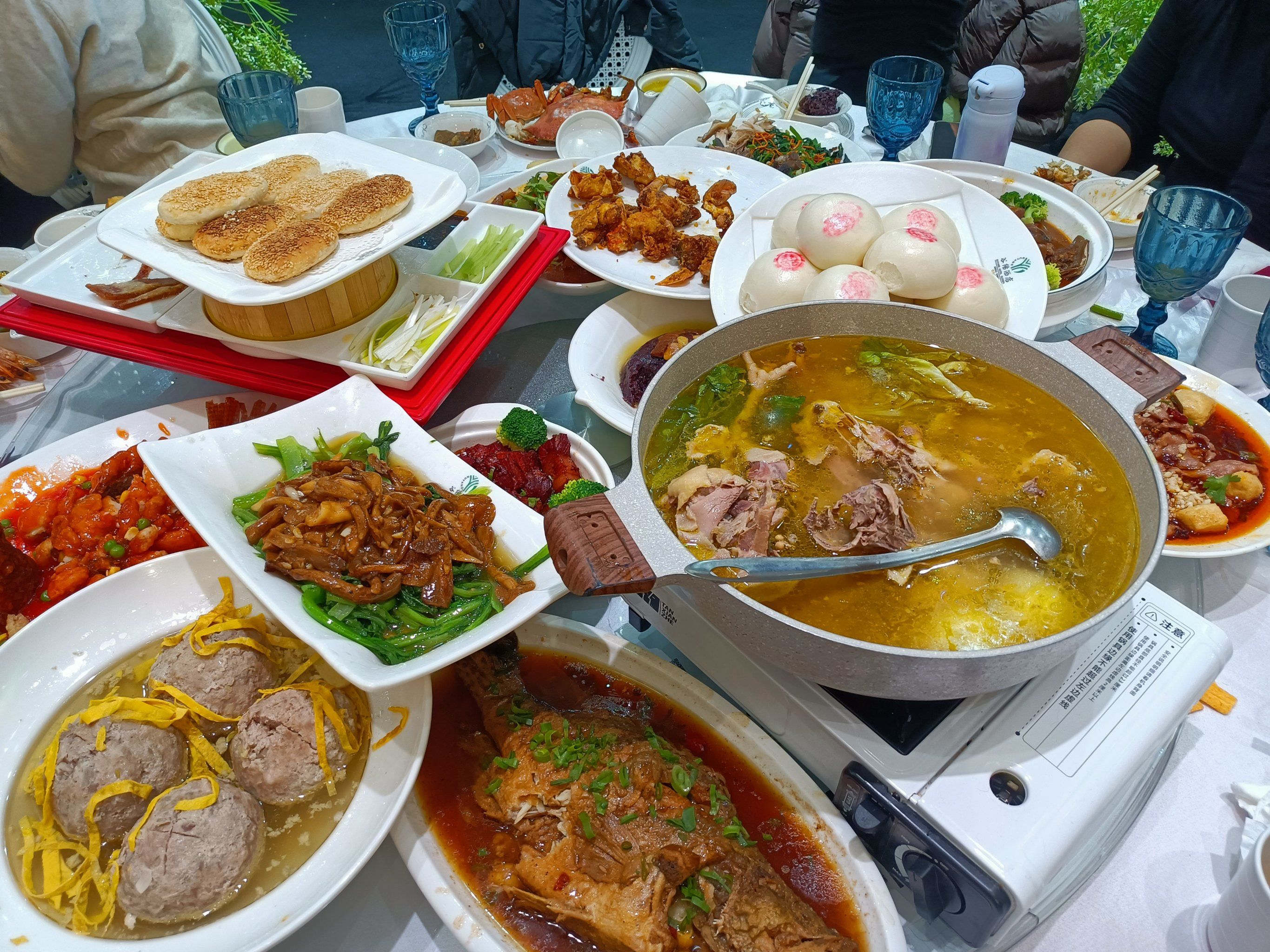 满桌的菜肴好好吃呀!宴会环境非常好