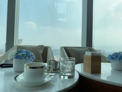 靠窗位-君悦酒店·大堂酒吧·高空下午茶·暮色微醺