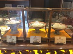 面包甜点陈列柜-富华斋饽饽铺·宫廷糕点·伴手礼(护国新天地店)