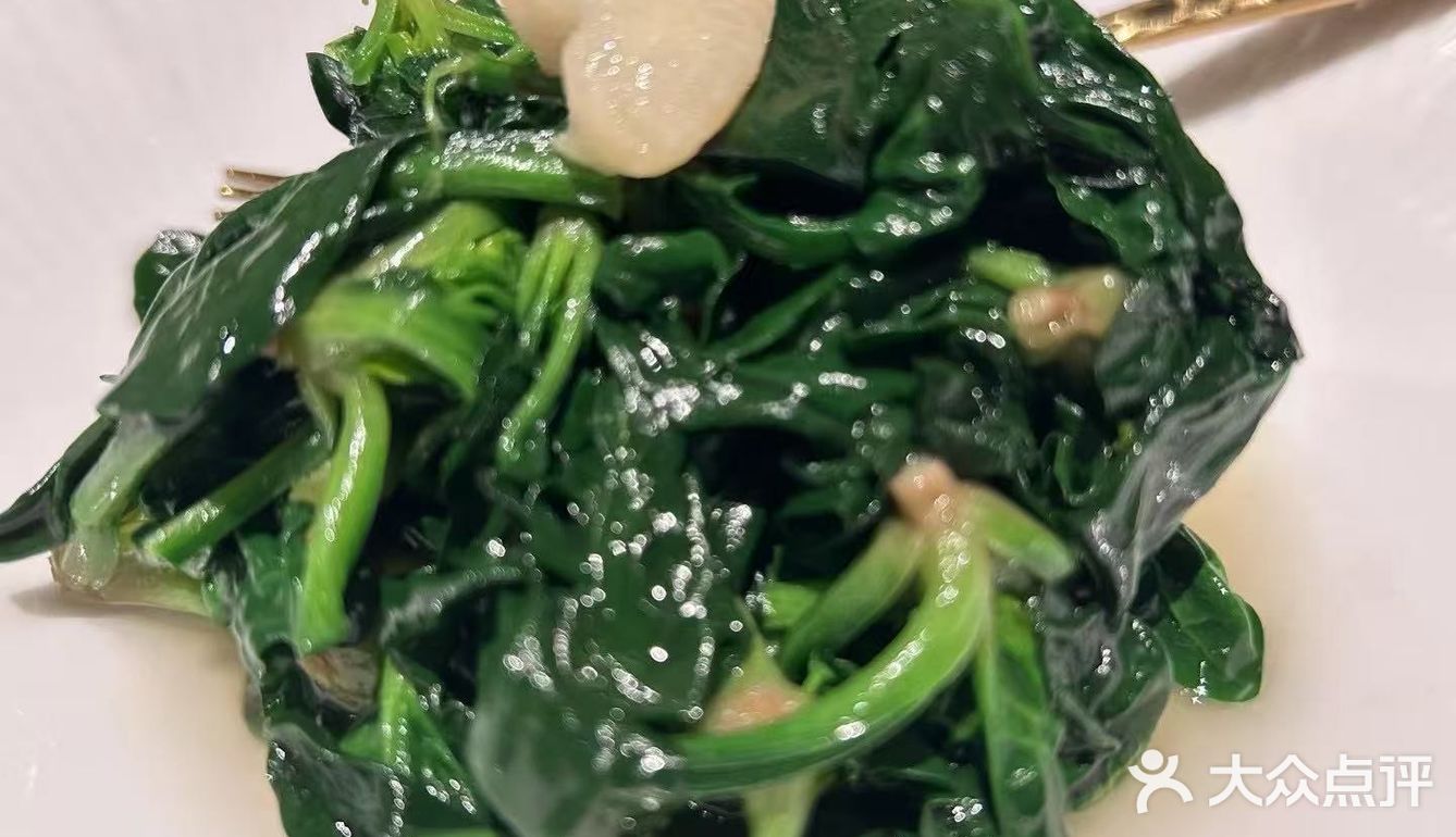 樽汇餐厅提供了一系列精致的菜品。热腾腾的酸辣汤