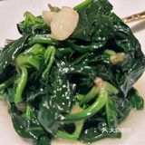 樽汇餐厅提供了一系列精致的菜品。热腾腾的酸辣汤