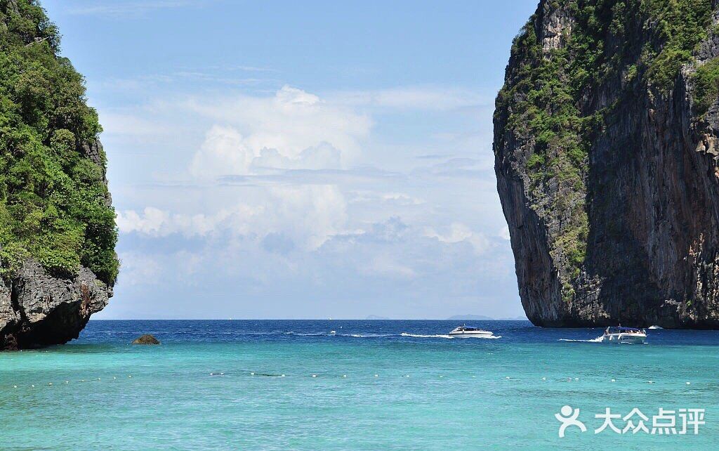 普吉島是泰國的島嶼,位於印度洋安達曼海的東南部