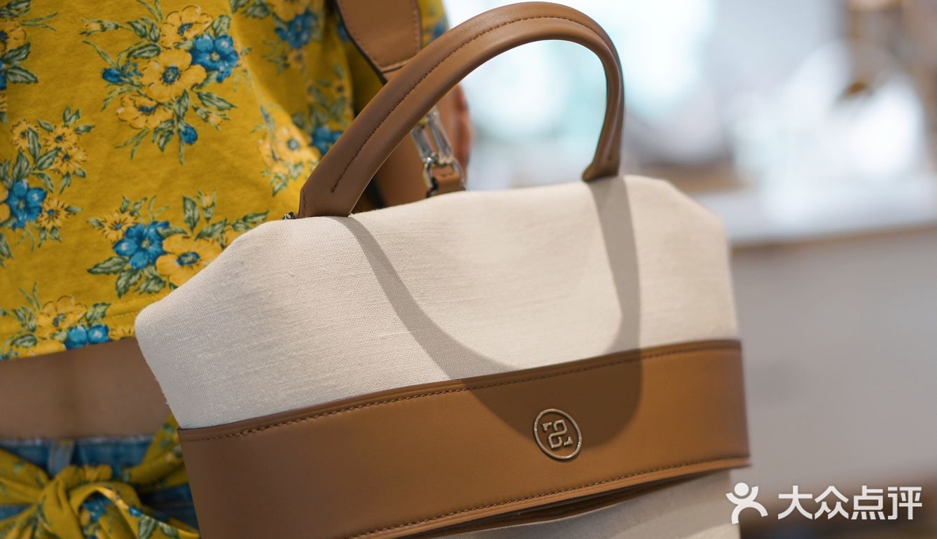 店员小姐姐介绍说是爱马仕菜篮子的同款皮质