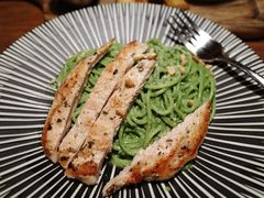 松子罗勒意面配香草鸡胸肉-404干式熟成牛排馆•聚会餐厅