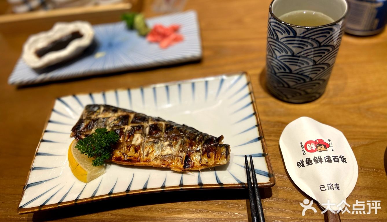 服务生超级热情，会主动来介绍店里的特色菜