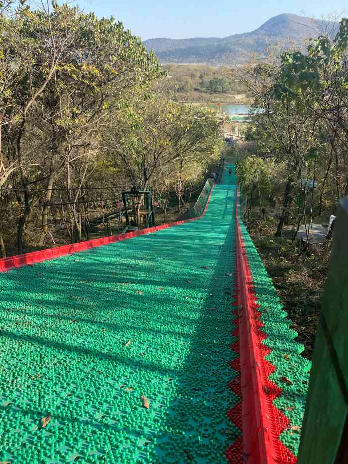 南京龙出没乐园-"乐园里好多小朋友在玩,孩子们聚在一起不亦.