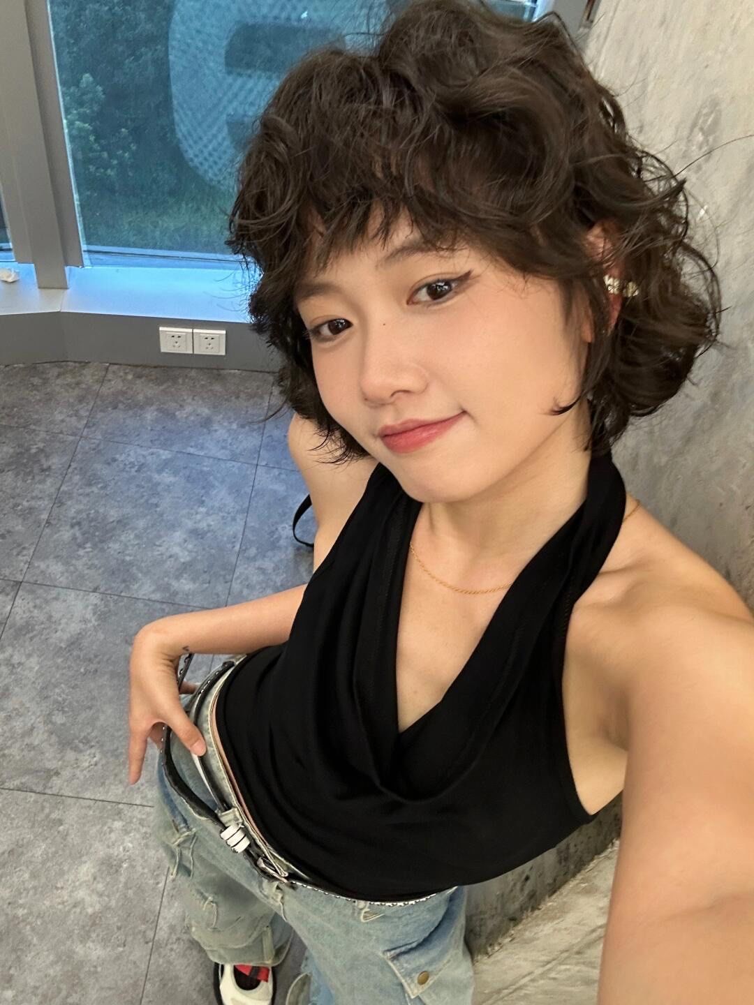 短发尴尬期烫了个满头卷