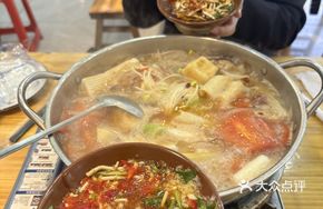 Yunnan Crispy Pork Trotter Sour Cabbage Hot Pot