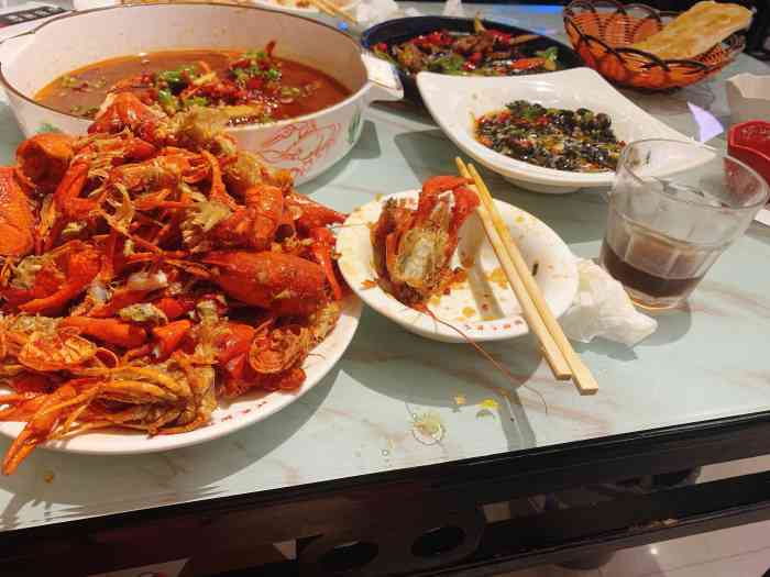 先签个到,老谢算是宁国路上最有名的一家龙虾店之一了吧