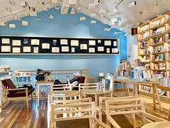 大堂-猫的天空之城概念书店(束河店)